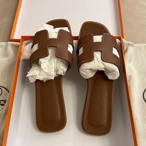 Pristine Hermes Oran in Gold, size 38